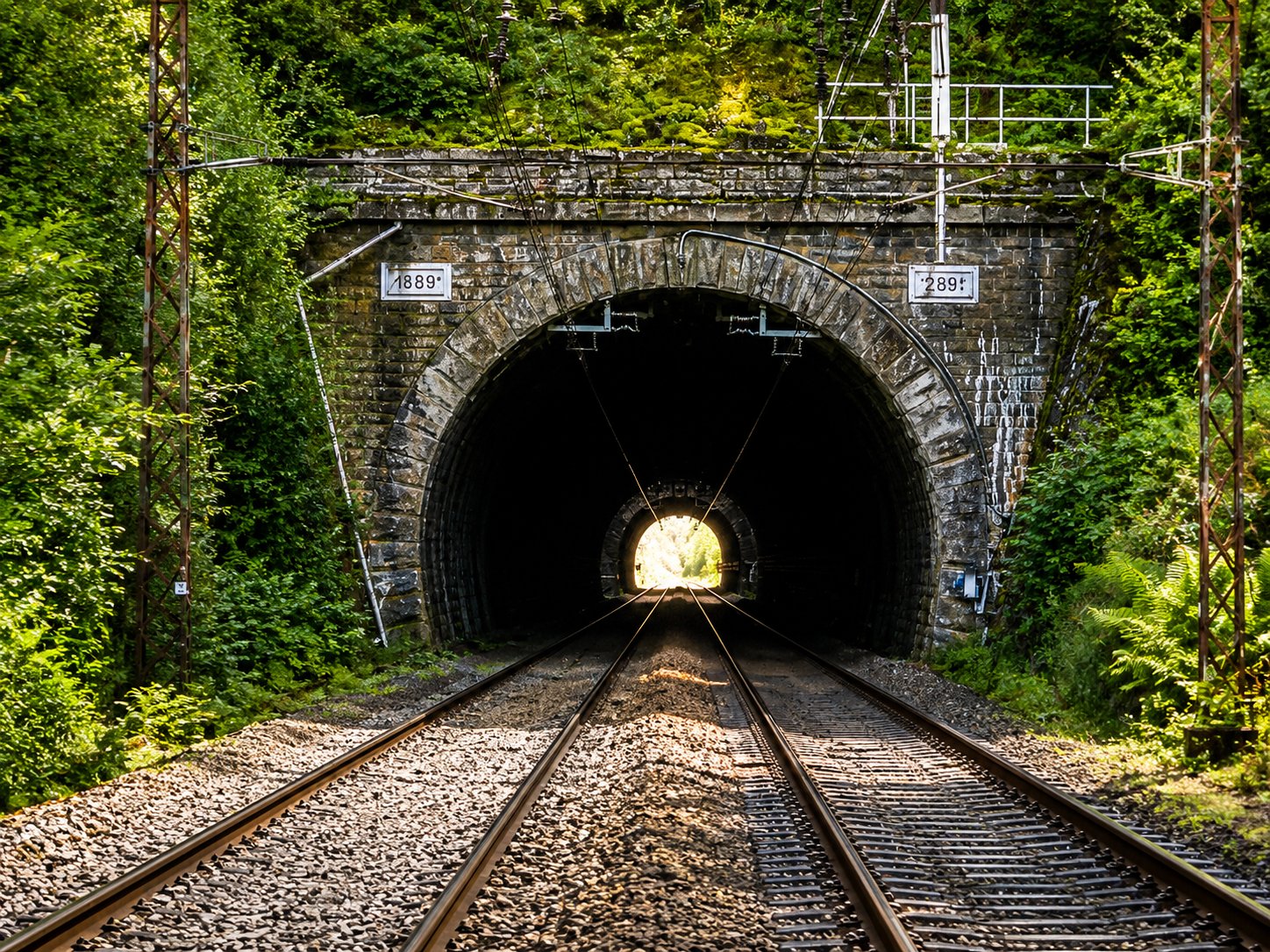 Tunnel ferroviaire électrifié à double voie — chantier TVF