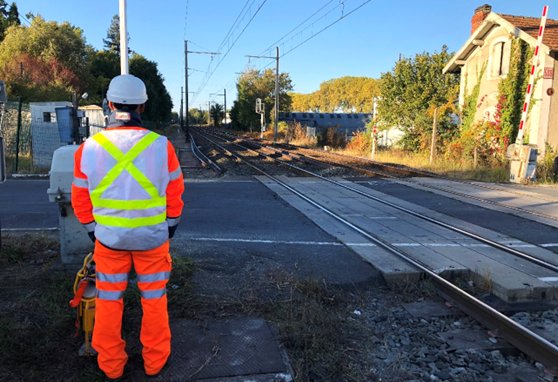 Agent S2F assurant la sécurité à un passage à niveau