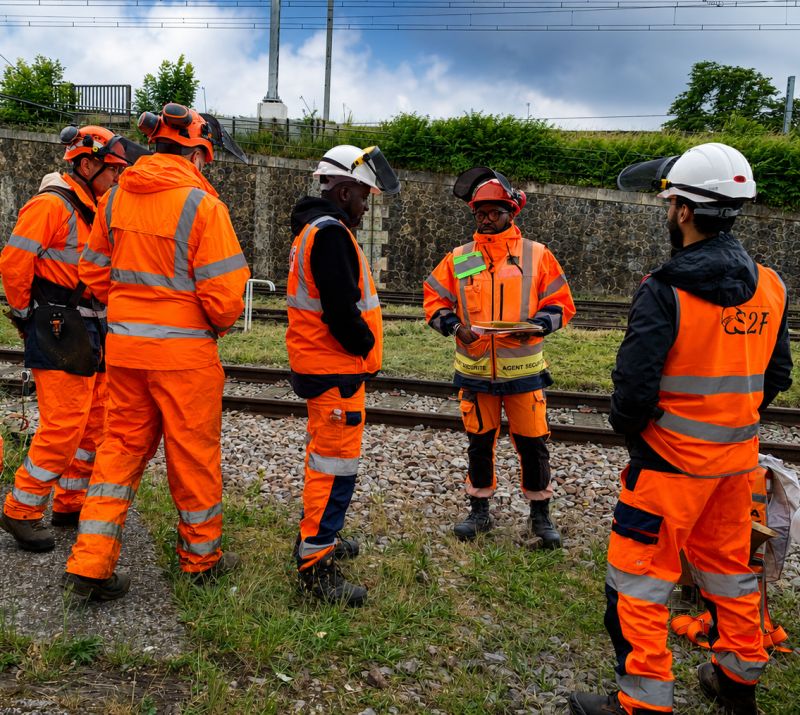 🌿 Le briefing sécurité : une étape qu'on ne saute pas sur les chantiers de débroussaillage ferroviaire 🚆